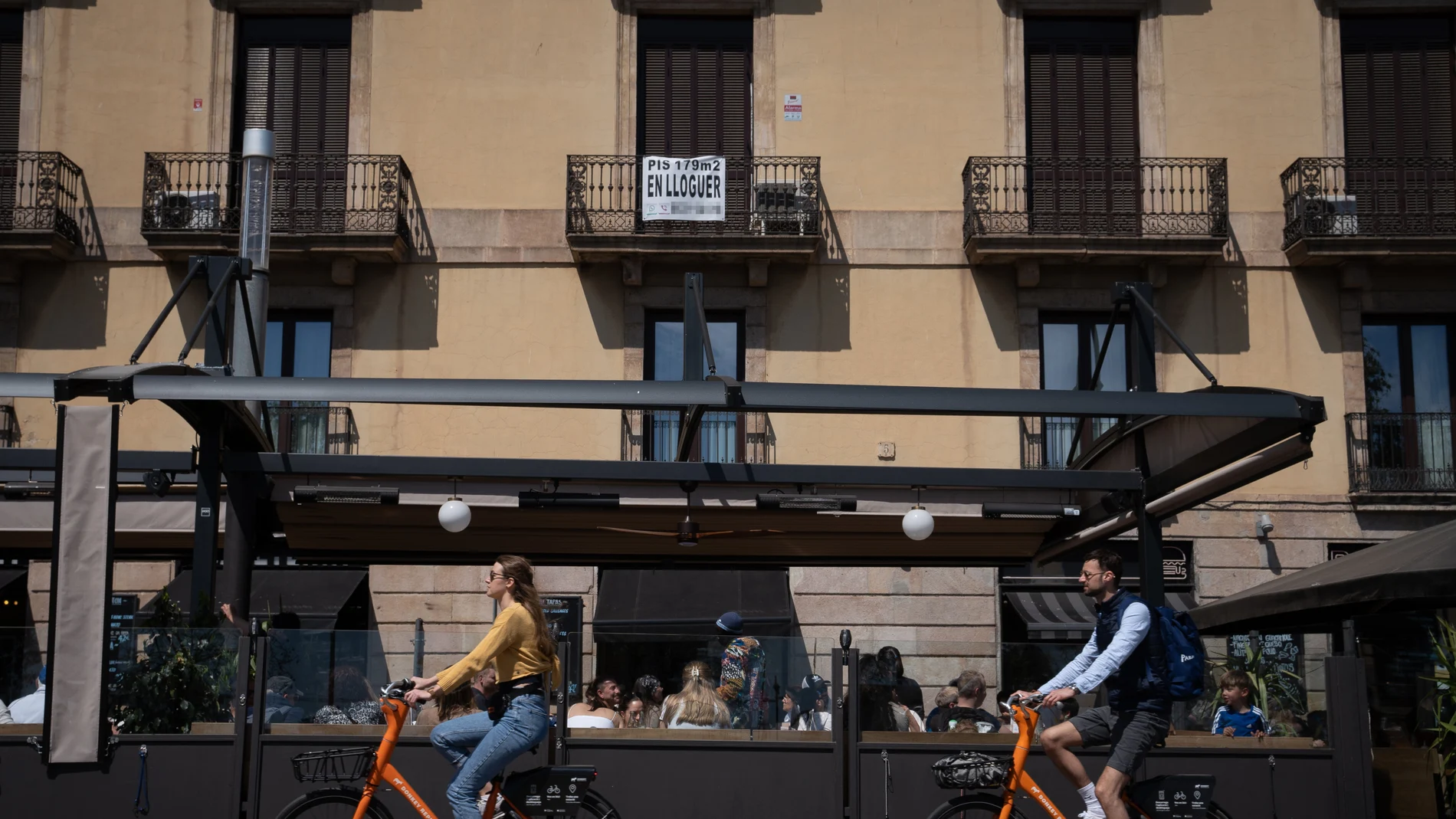 Cartel de venta en una fachada de un edificio, a 25 de abril de 2023, en Barcelona, Catalunya (España). La oferta de viviendas en alquiler ha caído un 51% en Barcelona desde el inicio de la legislatura, en 2019, según un comunicado de Idealista.