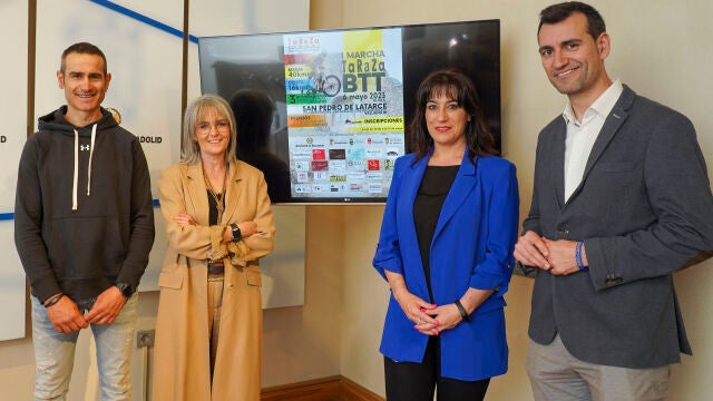 El diputado de Igualdad de Oportunidades y Servicios Sociales, David Esteban, la teniente de alcalde del Ayuntamiento de San Pedro de Latarce, Raquel Prieto, y la presidenta de la Asociación Social, Cultural y Deportiva Taraza, Pilar Ordax, han presentado la primera edición de la Marcha Taraza BTT
