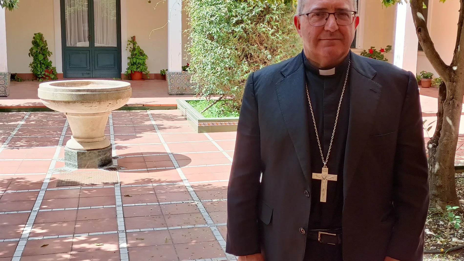 El obispo de Huelva, Santiago Gómez