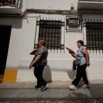 Un par de turistas se abanican para combatir el calor mientras pasean por las calles de Córdoba