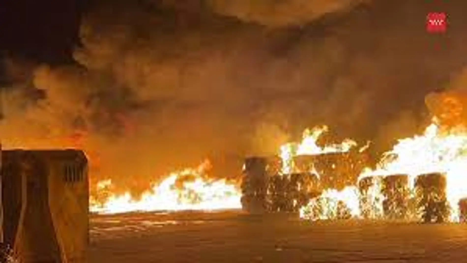 Controlado un espectacular incendio en una planta de reciclaje de Madrid