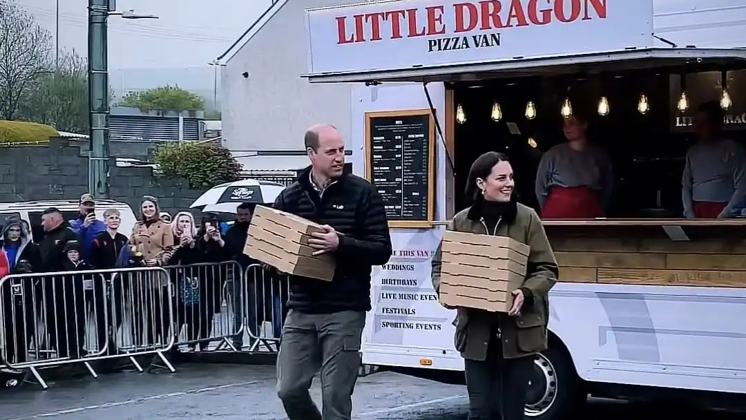 Los príncipes de Gales comprando pizza