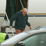  El rey emérito Juan Carlos I, desciende de un avión en el aeropuerto de Vitoria