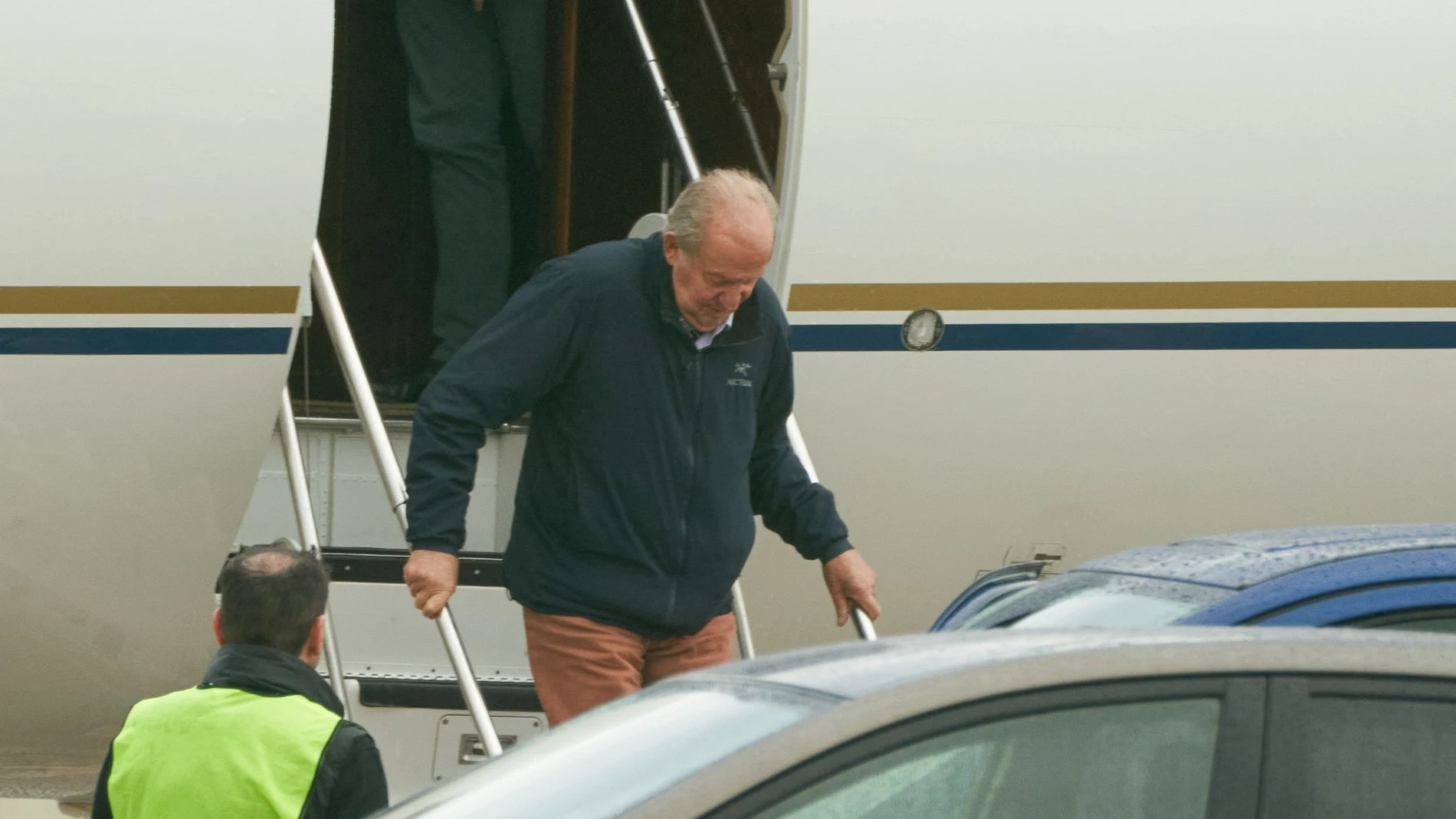  El rey emérito Juan Carlos I, desciende de un avión en el aeropuerto de Vitoria