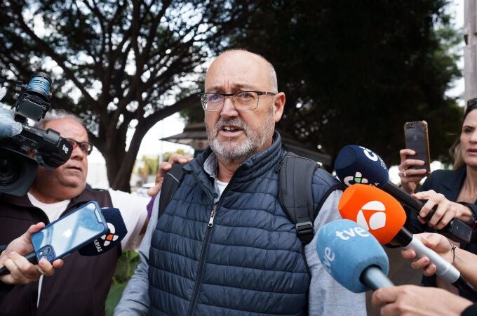 El exdiputado nacional del PSOE Juan Bernardo Fuentes (i) (Tito Berni), junto a su abogado Raúl Miranda salen de la Audiencia Provincial de Santa Cruz de Tenerife tras declarar por el caso Mediador.
