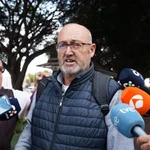 El exdiputado nacional del PSOE Juan Bernardo Fuentes (i) (Tito Berni), junto a su abogado Raúl Miranda salen de la Audiencia Provincial de Santa Cruz de Tenerife tras declarar por el caso Mediador.