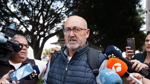 El exdiputado nacional del PSOE Juan Bernardo Fuentes (i) (Tito Berni), junto a su abogado Raúl Miranda salen de la Audiencia Provincial de Santa Cruz de Tenerife tras declarar por el caso Mediador.