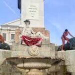 Dos activistas por el clima se bañan desnudas en la fuente del Palacio Real de Madrid