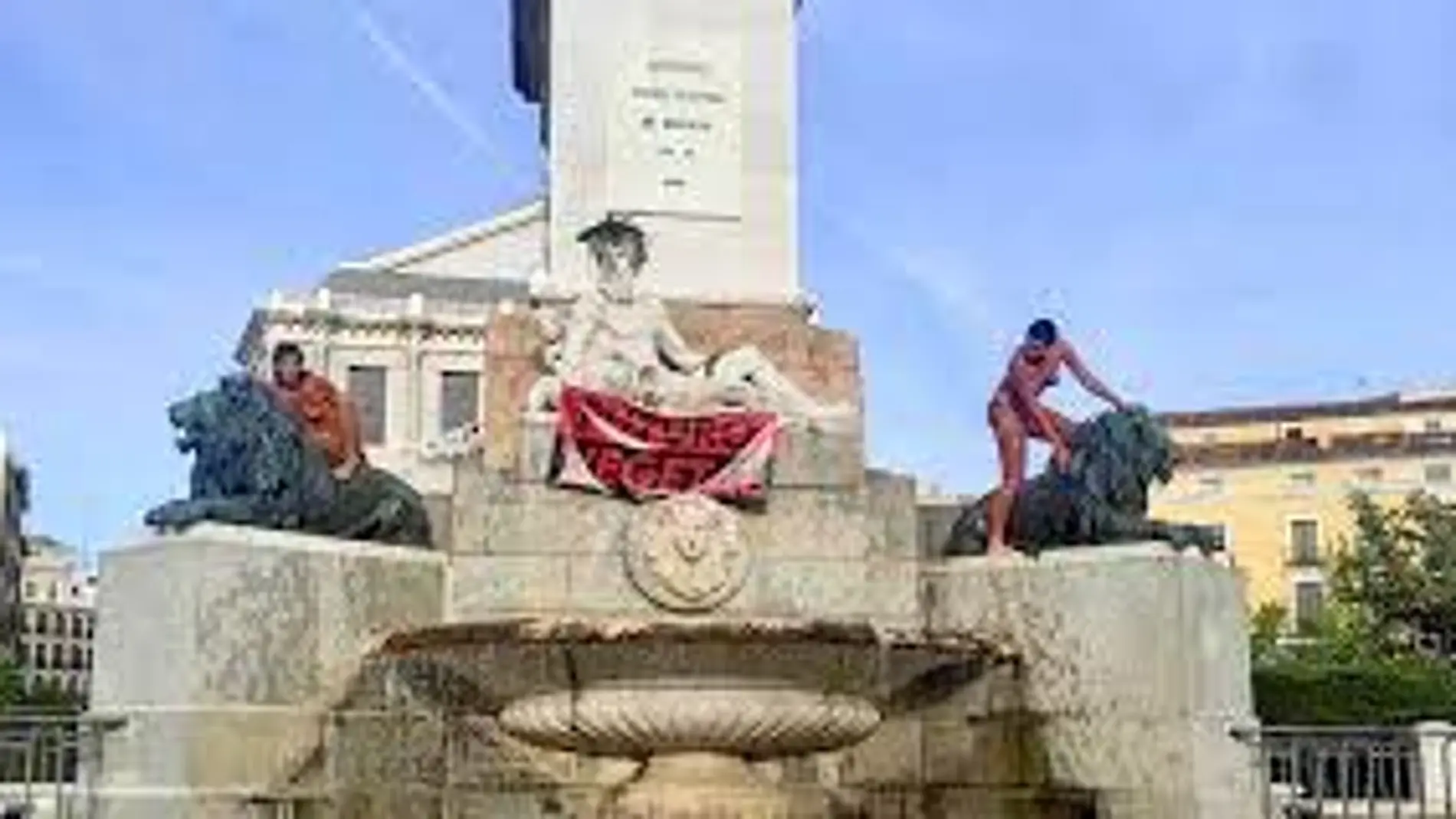 Dos activistas por el clima se bañan desnudas en la fuente del Palacio Real de Madrid