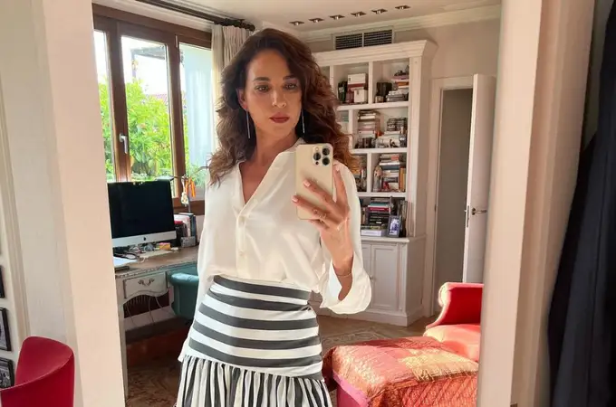 Mariló Montero ya ha fichado la eterna y preciosa falda de rayas 'efecto tipazo' que las mujeres francesas ya lucen con su camisa blanca más básica