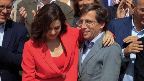 La presidenta de la Comunidad de Madrid, Isabel Díaz Ayuso (i) y el alcalde de Madrid, José Luis Martínez-Almeida, durante la presentación de las candidaturas del PP a la Asamblea de Madrid y al Ayuntamiento para las elecciones del 28 mayo, este jueves en Madrid.