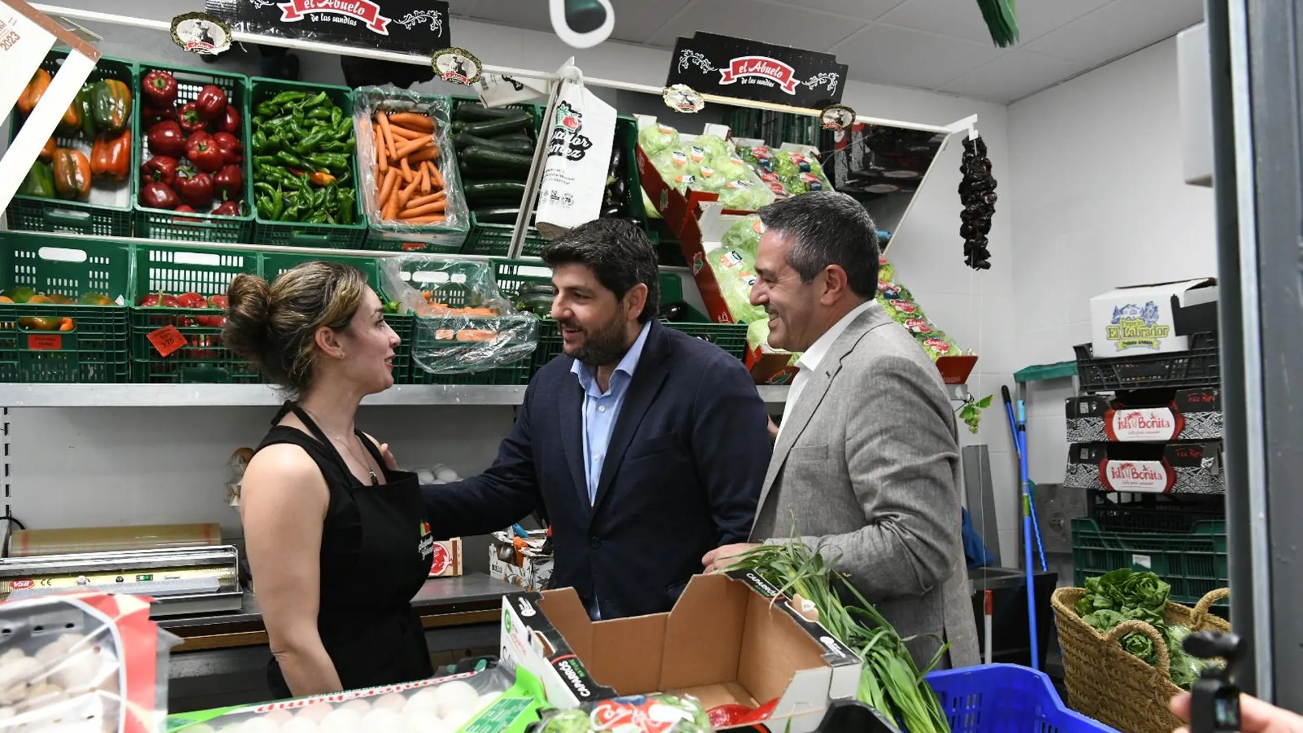 López Miras en su visita a comercios de Alcantarilla