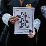 Una letrada de la Administración de Justicia se manifiestan durante la reunión con el Ministerio de Justicia, en el Palacio de Sonora.
