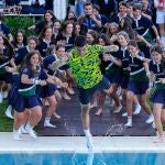 El tenista español Carlos Alcaraz realiza el tradicional baño para celebrar su victoria en la final del Godó (Barcelona Open Banc Sabadell-Trofeo Conde de Godó 2023) ante el griego Stefanos Tsitsipas este domingo en Barcelona. 