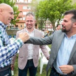 El secretario general del PSOE de Castilla y León, Luis Tudanca, respalda la candidatura socialista de Jorge Pérez al Ayuntamiento de Villaquilambre. Junto a ellos, el alcalde de León, José Antonio Diez