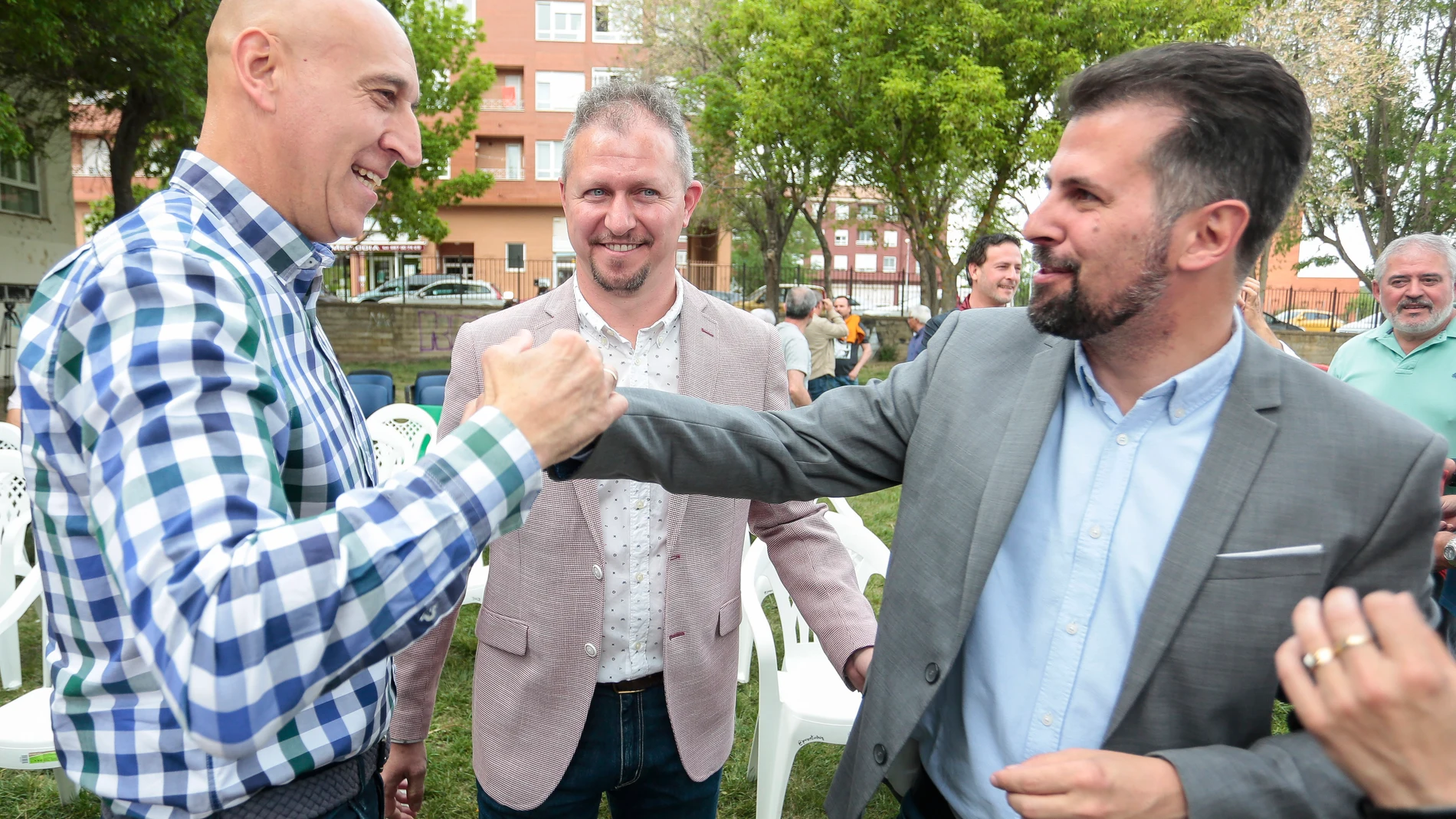El secretario general del PSOE de Castilla y León, Luis Tudanca, respalda la candidatura socialista de Jorge Pérez al Ayuntamiento de Villaquilambre. Junto a ellos, el alcalde de León, José Antonio Diez