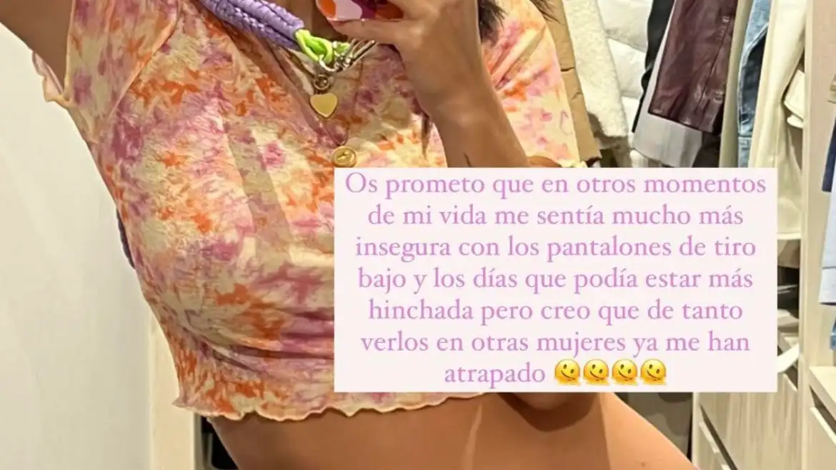 Laura Escanes con los pantalones cargo más bonitos de la primavera.