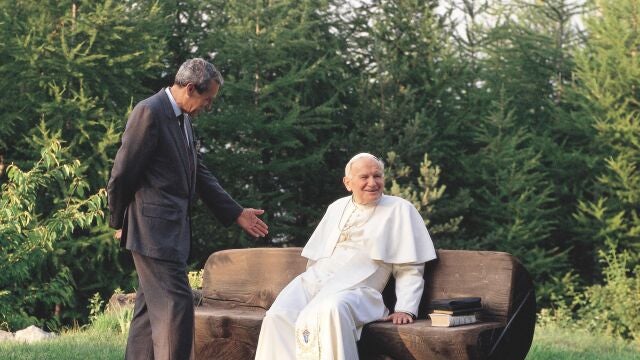 Juan Pablo II junto a Joaquín Navarro Valls, portavoz de la Santa Sede desde 1984 hasta 2006.