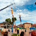 Sariegos (León) abandera la tradición ancestral de los ‘mayos pinados’ con monigotes colgados
