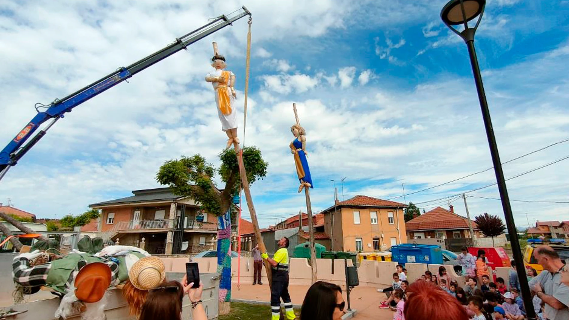 Sariegos (León) abandera la tradición ancestral de los ‘mayos pinados’ con monigotes colgados