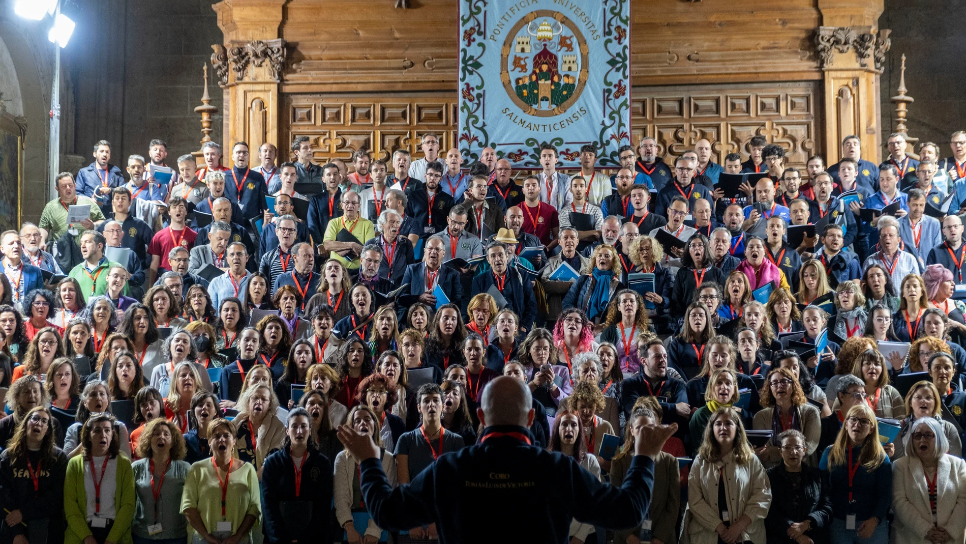 El Coro Tomás Luis de Vitoria de la Universidad Pontificia de Salamanca ensaya en la Catedral Nueva de cara a los actos de celebración de su 50 aniversario