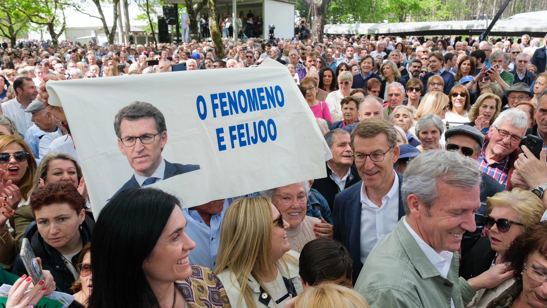 El presidente del Partido Popular, Alberto Núñez Feijóo (2d) y el presidente de la Xunta de Galicia, Alfonso Rueda (d) en la Romería del PPdeG, en el área recreativa de A Magdalena, a 29 de abril de 2023, en O Pino, A Coruña, Galicia (España). 