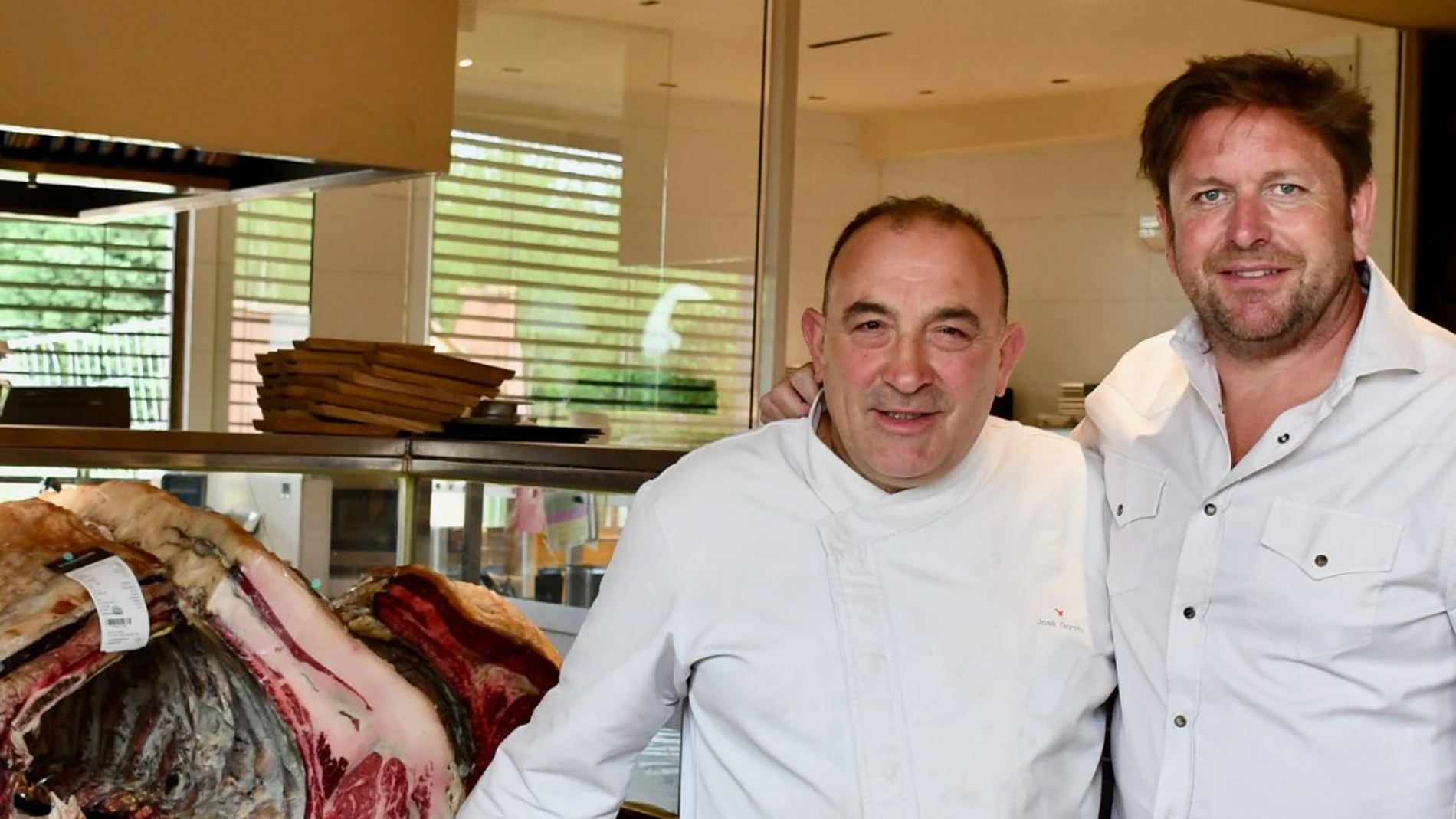 El chef James Martin junto al propietario de la Bodega "El Capricho" José Gordón
