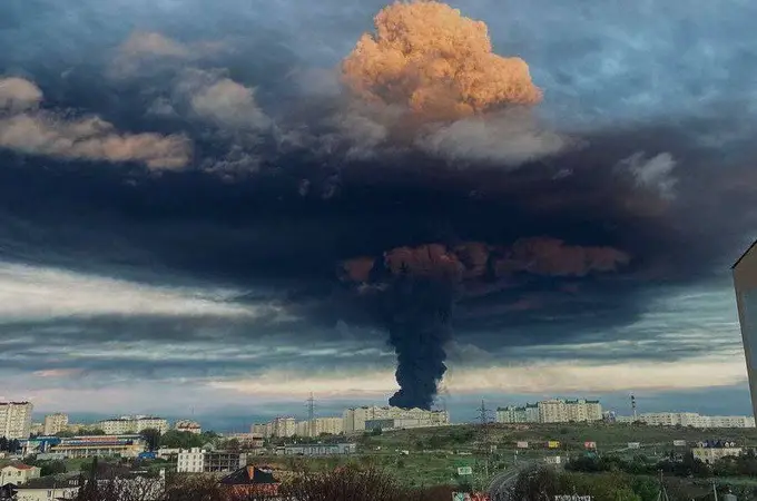 Un dron suicida ucraniano destruye un complejo de depósitos de combustible en Sebastopol, en respuesta a los bombardeos rusos de ayer