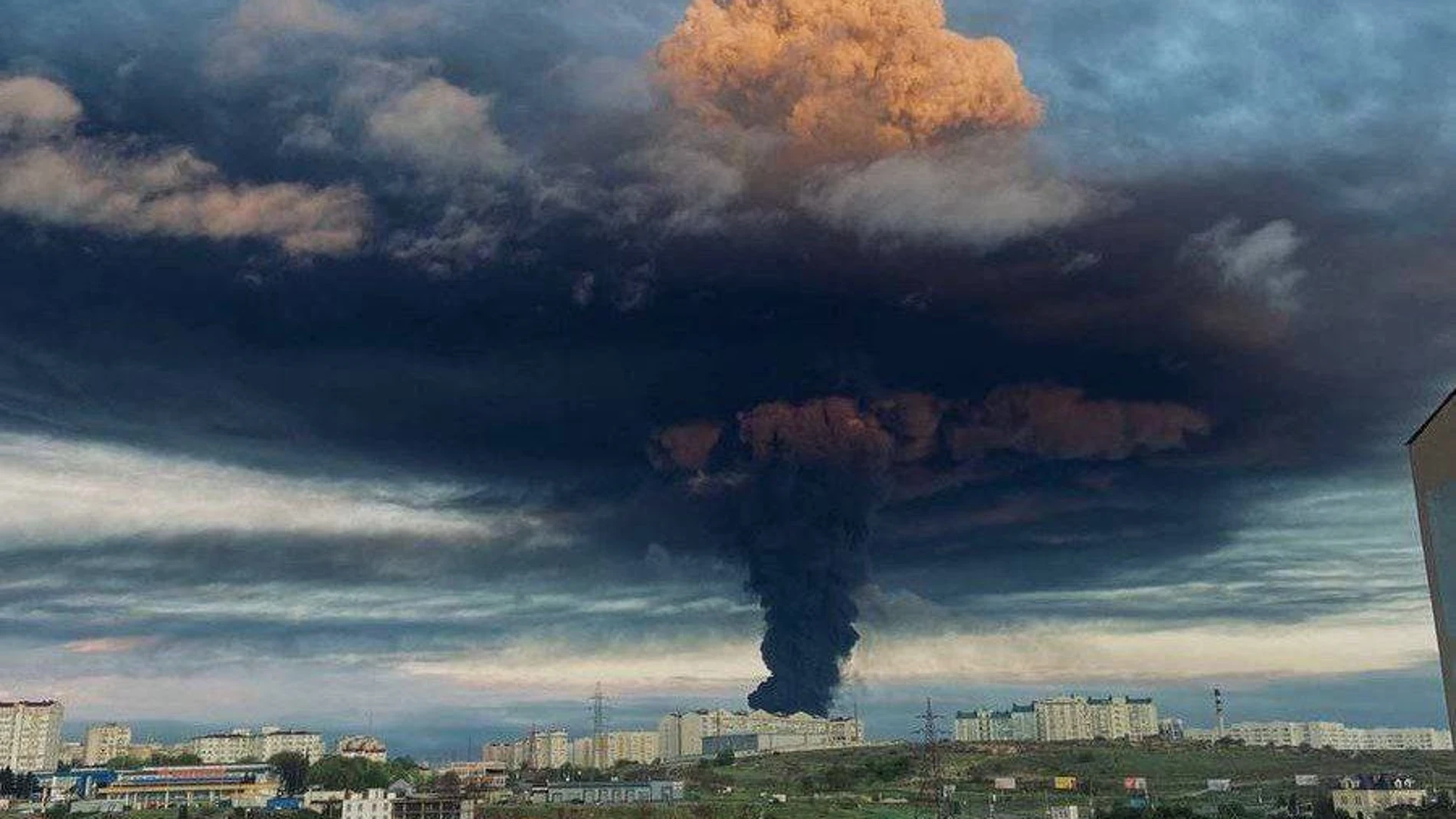 Imagen del humo provocado por la explosión del dron suicida en Sebastopol