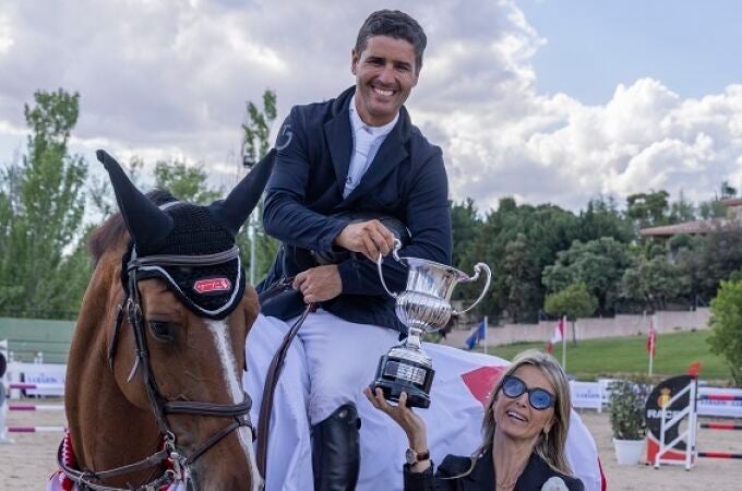 Ismael García Roque recibió el trofeo I Gran Premio La Razón de manos de Cristina Fernández de Longoria