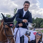 Ismael García Roque recibió el trofeo I Gran Premio La Razón de manos de Cristina Fernández de Longoria