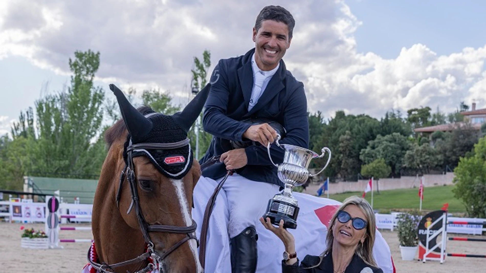 Ismael García Roque recibe el trofeo Gran Premio La Razón de manos de Cristina Fernández de Longoria