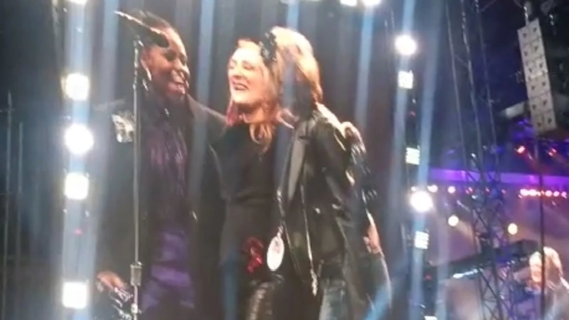Michelle Obama, junto a Kate Capshaw y Patti Scialfa en el escenario de Springsteen