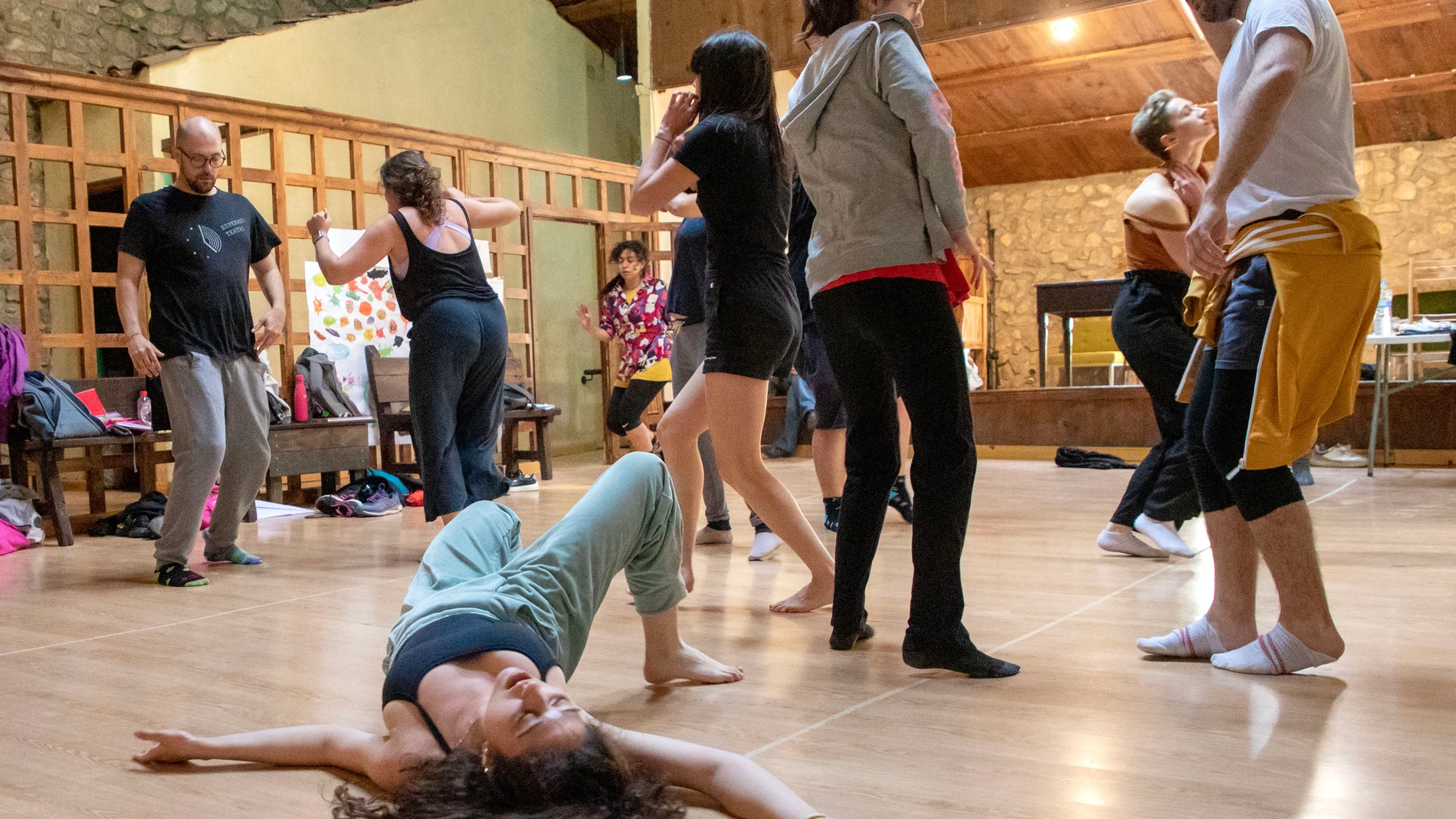 Ascensión y caída a través de las disciplinas artísticas, el Máster en Pensamiento y Creación Escénica Contemporánea de la Esadcyl desarrolla en San Martín del Castañar su residencia artística con alumnos y profesionales del sector