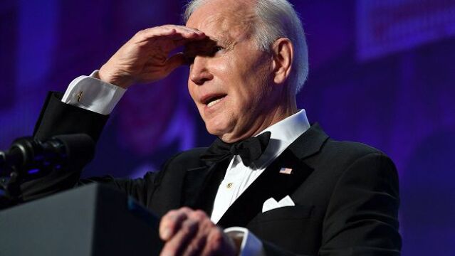 Los discursos de los presidentes suelen ser humorísticos. Biden empezó con un tono más sombrío, pero a medida que el discurso iba avanzando empezó a hacer bromas