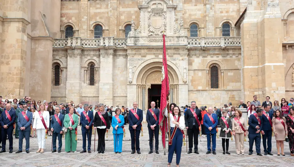 El alcalde de León, José Antonio Diez, y el exabad de San Isidoro Francisco Rodríguez protagonizan la ceremonia tradicional de Las Cabezadas