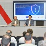 El director del INFO, Joaquín Gómez (i), durante la jornada de ciberseguridad.