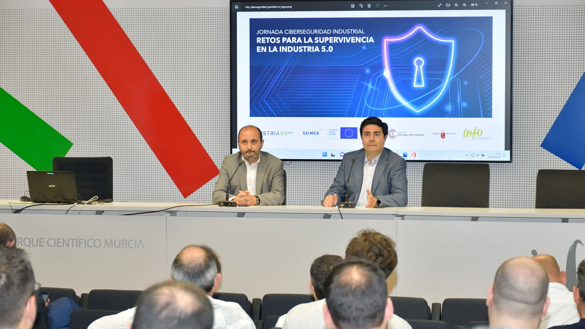 El director del INFO, Joaquín Gómez (i), durante la jornada de ciberseguridad.
