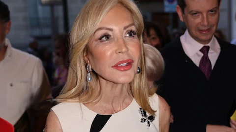 Carmen Lomana disfrutando de una noche de ópera en Madrid.