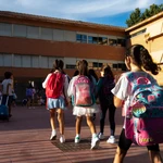 Varios niños a la entrada del colegio, en Madrid