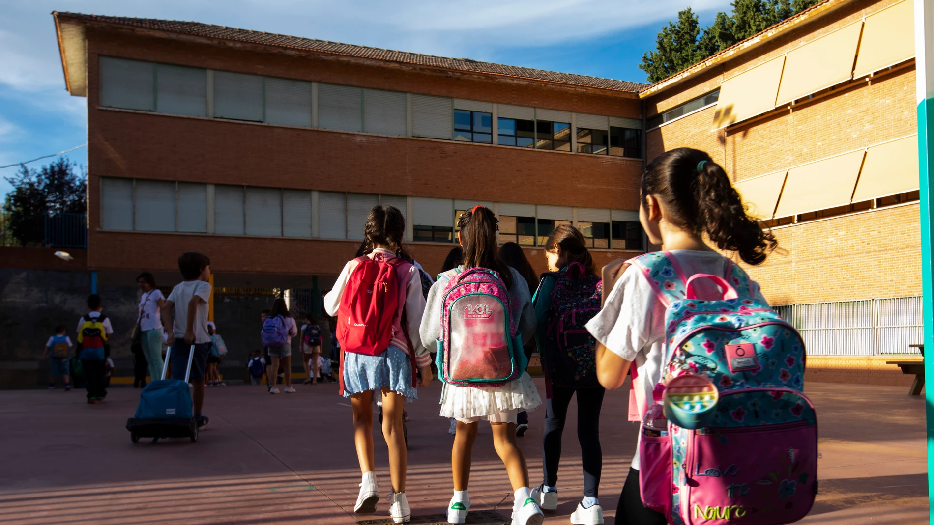 Varios niños a la entrada del colegio, en Madrid