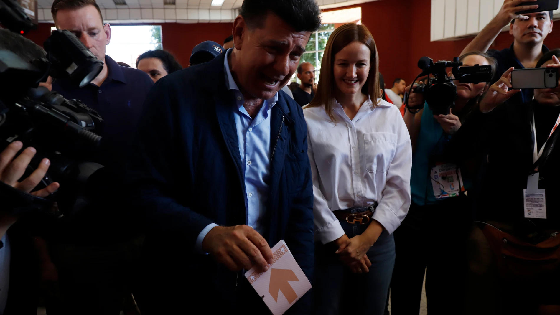 AME5564. LAMBARÉ (PARAGUAY), 30/04/2023.- El candidato presidencial paraguayo Efraín Alegre vota hoy en Lambaré (Paraguay). Una masiva afluencia desde primeras horas de la mañana y cruce de acusaciones de entre el oficialismo y la oposición caracterizan el arranque de la jornada de votación de las elecciones generales en Paraguay, donde este domingo 4,8 millones de ciudadanos están llamados a las urnas para elegir presidente de la República, senadores, diputados y gobernadores. EFE/Fernando Franceschelli 