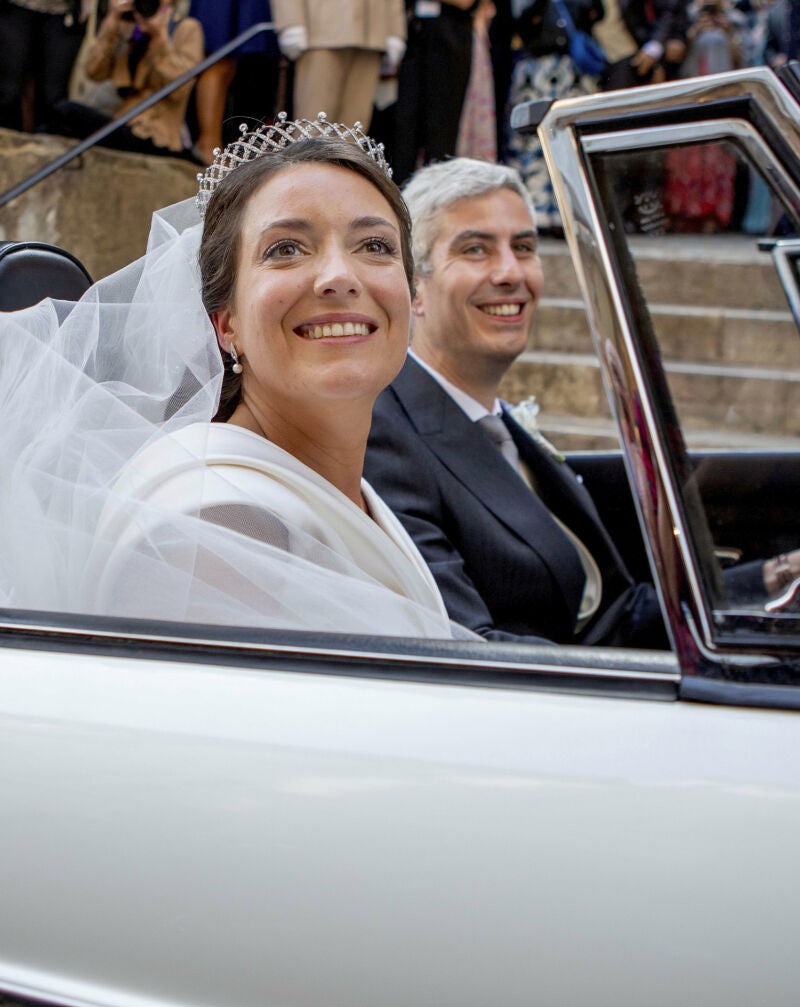 Alexandra de Luxemburgo y Nicolas Bargory abandonaron la iglesia en un clásico descapotable