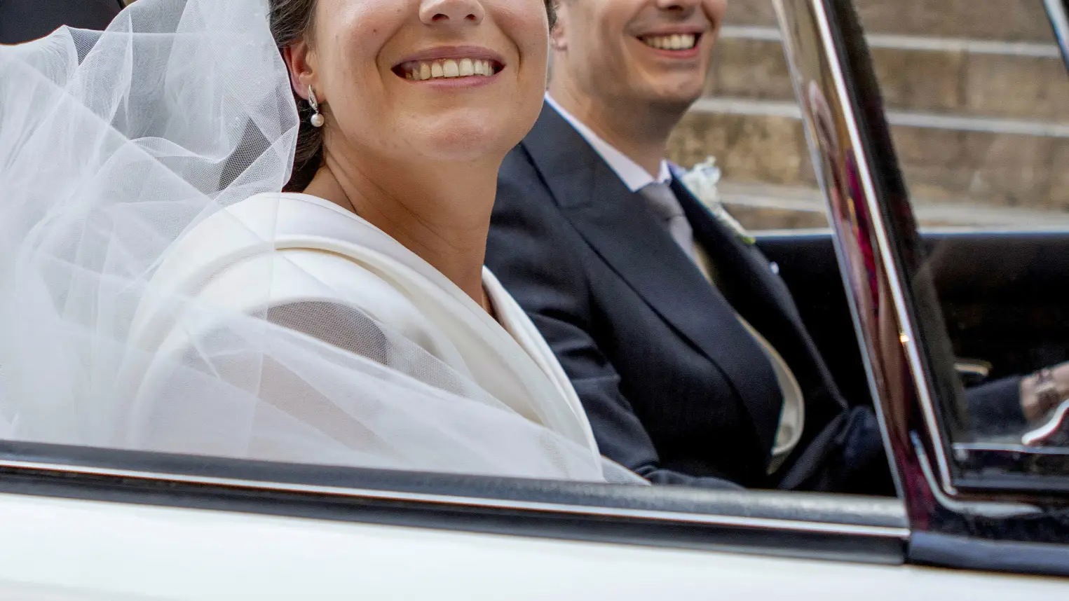 Alexandra de Luxemburgo y Nicolas Bargory abandonaron la iglesia en un clásico descapotable