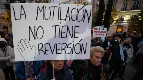 Concentración frente al Congreso contra la 'Ley Trans'.