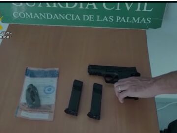 La Guardia Civil detiene a un pequeño narcotraficante que portaba un arma simulada