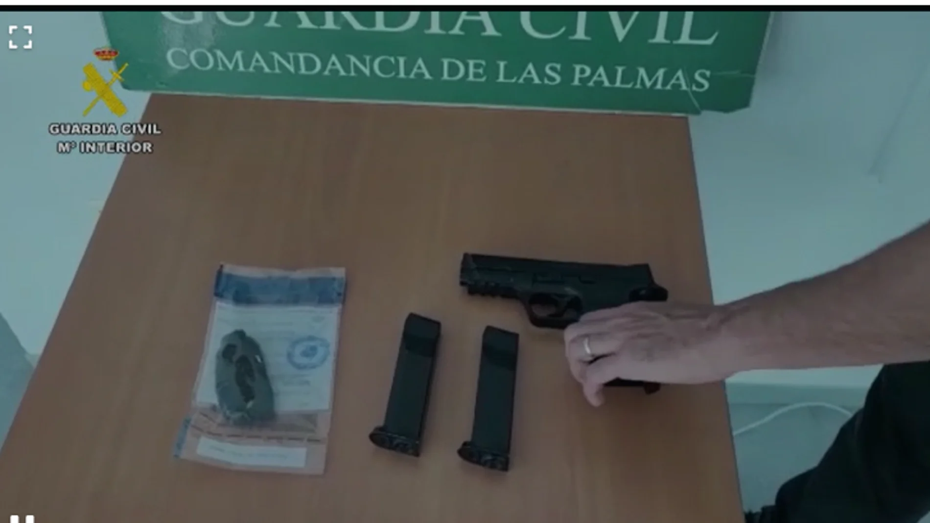 El arma y los cargadores encontrados por la Guardia Civil