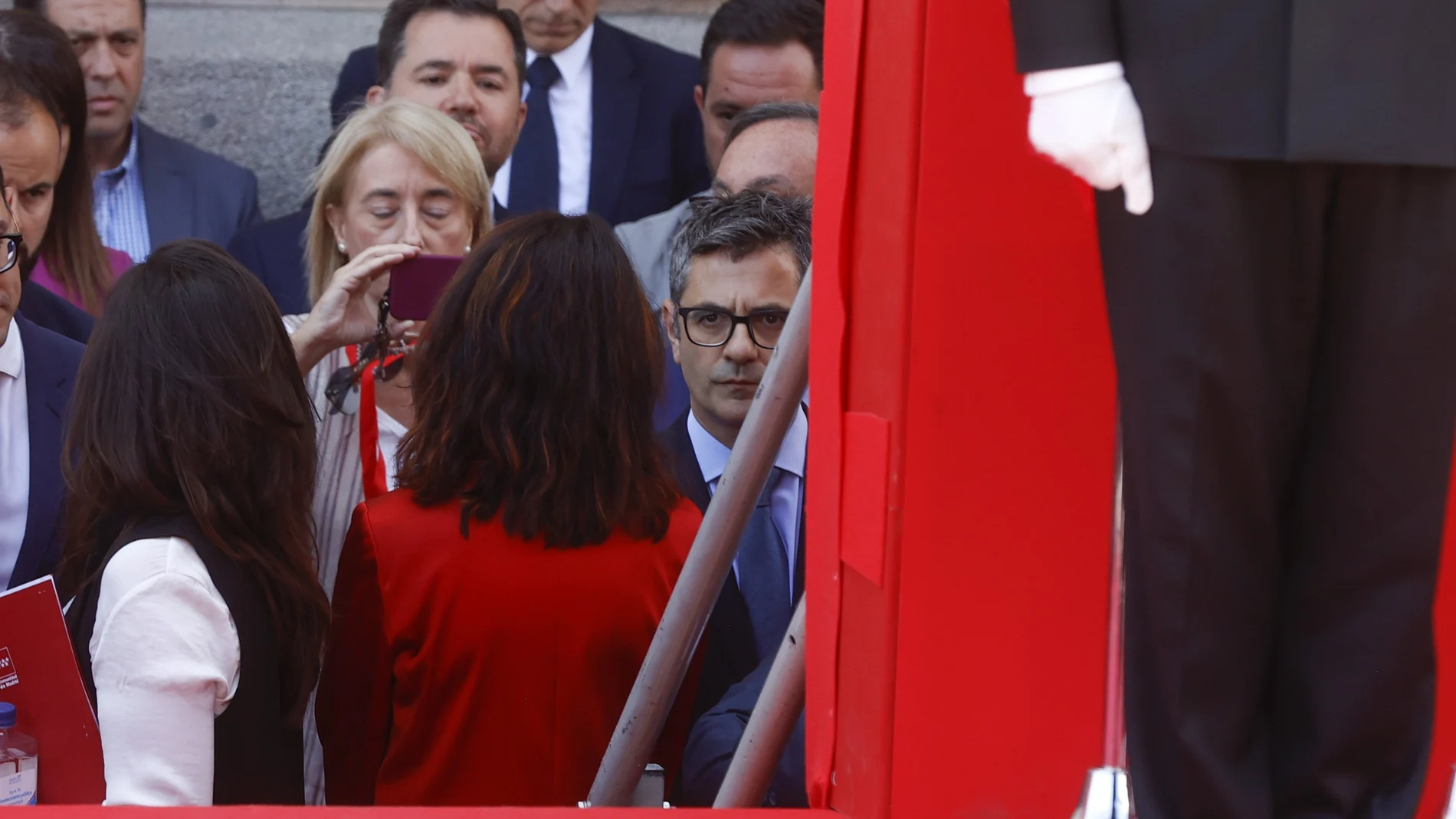 Momento en el que se ha impedido al ministro de Presidencia, Felix Bolaños (c), subir a la tribuna del acto cívico militar por el Dos de Mayo, Día de la Comunidad de Madrid, este martes en la Puerta del Sol. 