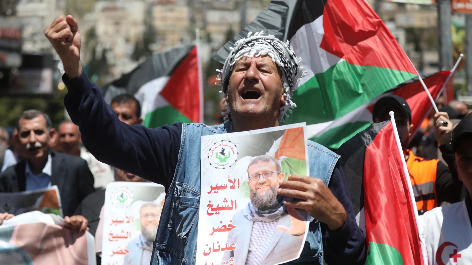 Nablus (-), 02/05/2023.- People protest following the death in an Israeli jail of Palestinian Islamic Jihad member Khader Adnan, in the West Bank City of Nablus, 02 May 2023. The Palestinian Prisoners Club confirmed that Adnan died on 02 May 2023 in an Israeli prison following more than 85 days of hunger strike, refusing administrative detention. (Protestas) EFE/EPA/ALAA BADARNEH 