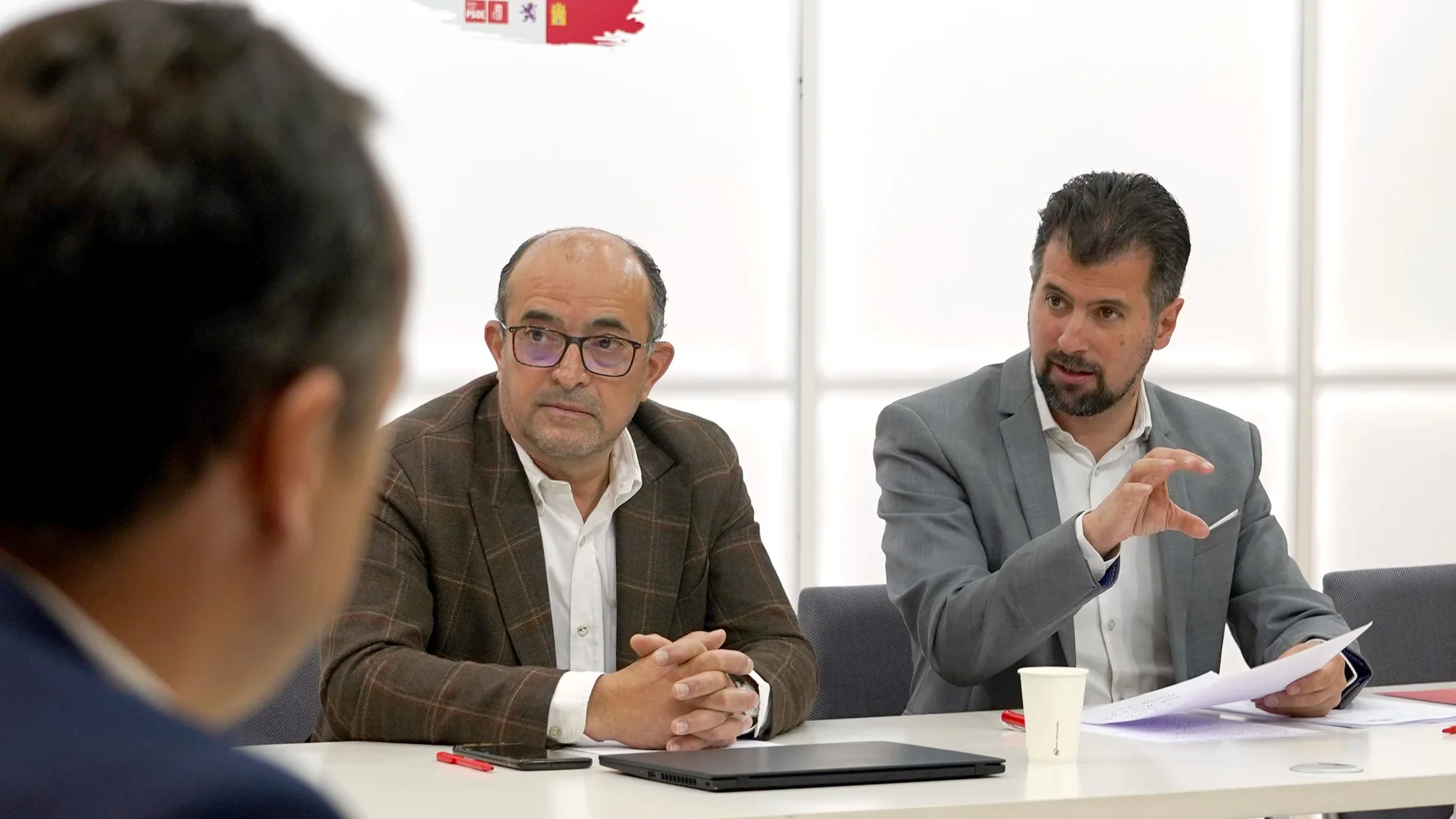 Los socialistas Luis Tudanca y Sobrinho Teixeira durante la reunión